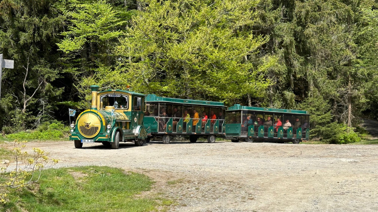 Tento vláček vozí k jezeru turisty