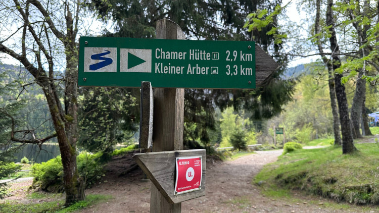 Ukazatel i chaty u jezera