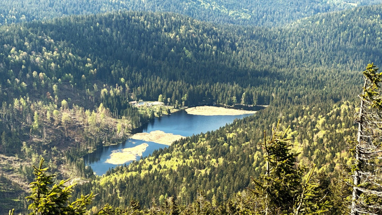 Pohled na Malé Javorské jezeru v vrcholku Velkého Javoru