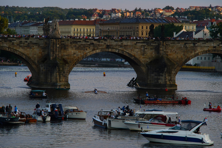 FOTOGALERIE: Vltavu křižovaly historické veslice. Plavba byla součástí Svatojánských slavností