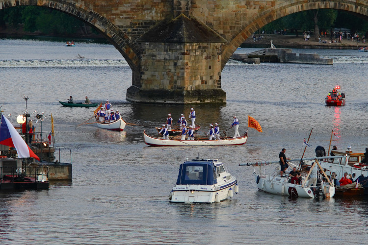 FOTOGALERIE: Vltavu křižovaly historické veslice. Plavba byla součástí Svatojánských slavností