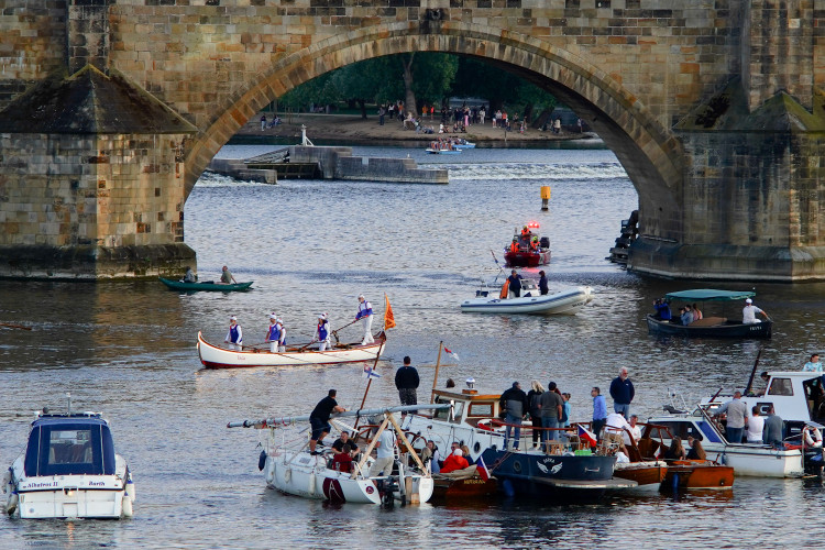 FOTOGALERIE: Vltavu křižovaly historické veslice. Plavba byla součástí Svatojánských slavností