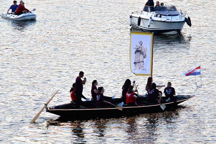 FOTOGALERIE: Vltavu křižovaly historické veslice. Plavba byla součástí Svatojánských slavností