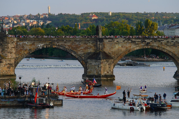 FOTOGALERIE: Vltavu křižovaly historické veslice. Plavba byla součástí Svatojánských slavností