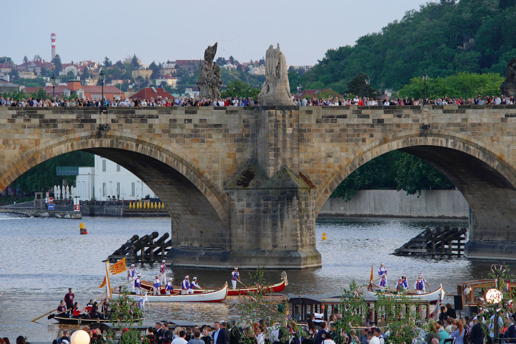 FOTOGALERIE: Vltavu křižovaly historické veslice. Plavba byla součástí Svatojánských slavností