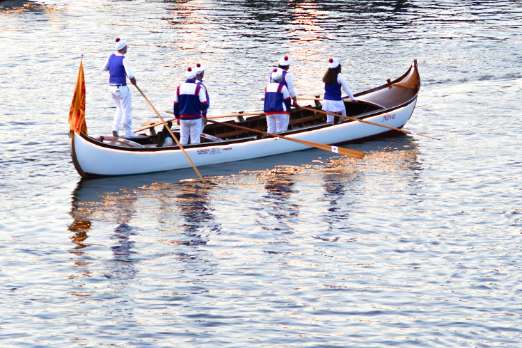 FOTOGALERIE: Vltavu křižovaly historické veslice. Plavba byla součástí Svatojánských slavností