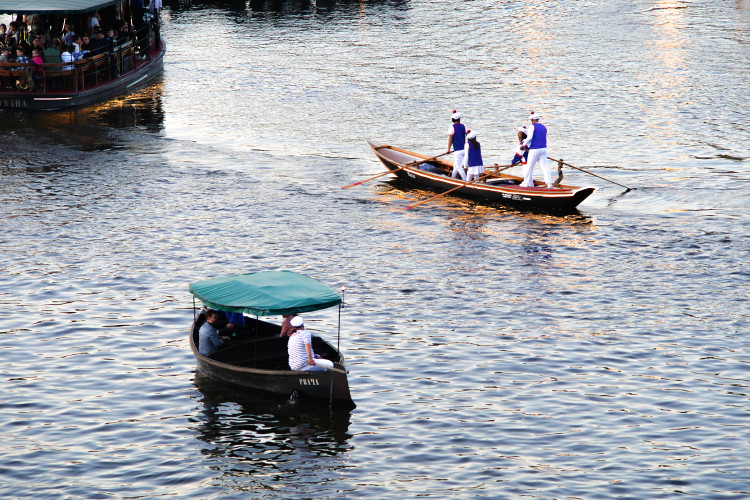 FOTOGALERIE: Vltavu křižovaly historické veslice. Plavba byla součástí Svatojánských slavností