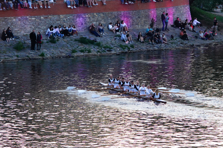 FOTOGALERIE: Vltavu křižovaly historické veslice. Plavba byla součástí Svatojánských slavností