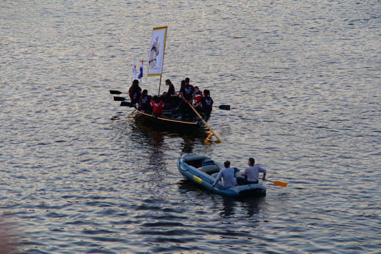 FOTOGALERIE: Vltavu křižovaly historické veslice. Plavba byla součástí Svatojánských slavností