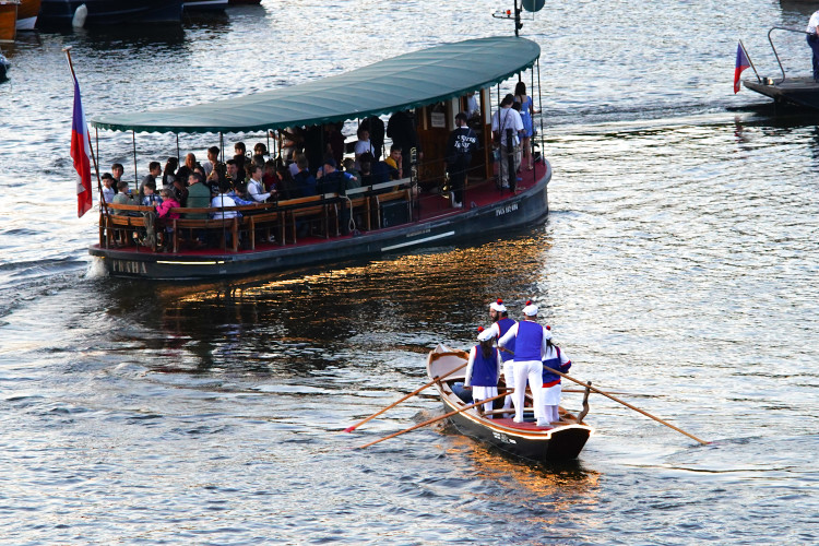 FOTOGALERIE: Vltavu křižovaly historické veslice. Plavba byla součástí Svatojánských slavností