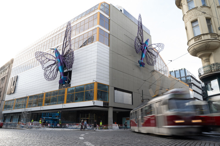 FOTOGALERIE: Obchodní dům Máj už zdobí oba Černého motýli. Povolení dostali na rok
