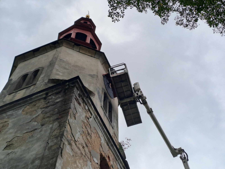 Snášení věžních hodin z kostela sv. Maxmilána v Křižanech