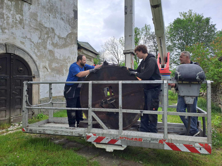 Snášení věžních hodin z kostela sv. Maxmilána v Křižanech