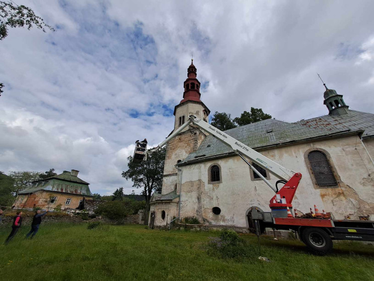 Snášení věžních hodin z kostela sv. Maxmilána v Křižanech