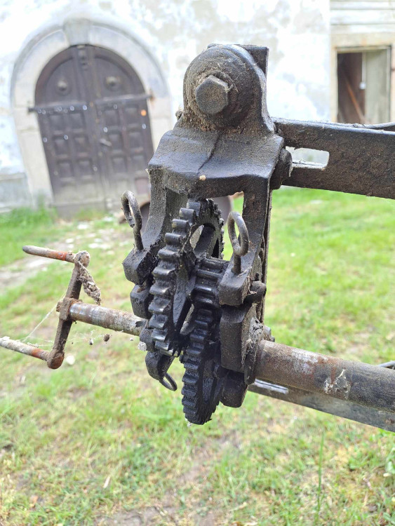 Snášení věžních hodin z kostela sv. Maxmilána v Křižanech