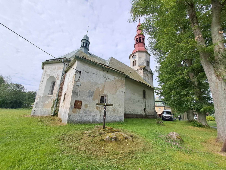 Snášení věžních hodin z kostela sv. Maxmilána v Křižanech