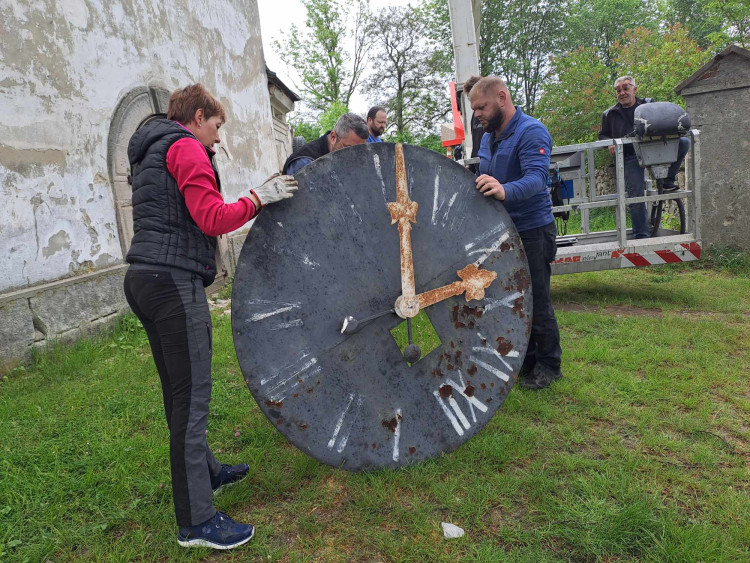 Snášení věžních hodin z kostela sv. Maxmilána v Křižanech
