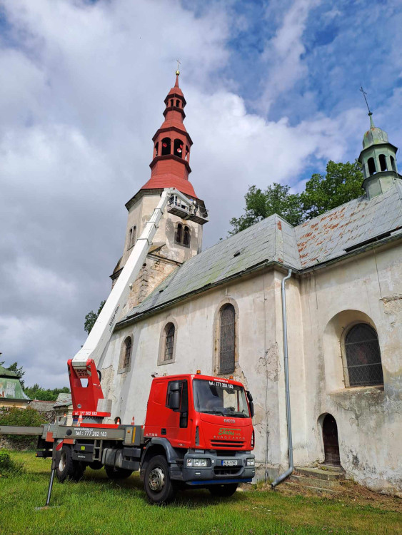Snášení věžních hodin z kostela sv. Maxmilána v Křižanech