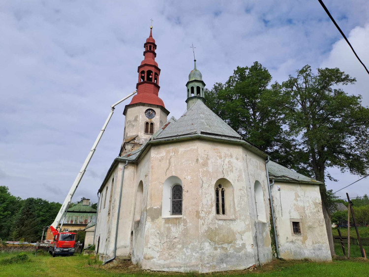 Snášení věžních hodin z kostela sv. Maxmilána v Křižanech