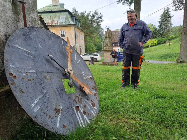 Snášení věžních hodin z kostela sv. Maxmilána v Křižanech
