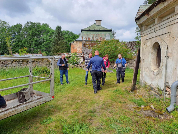 Snášení věžních hodin z kostela sv. Maxmilána v Křižanech