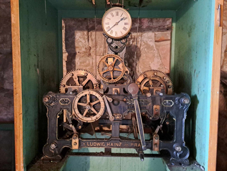 Snášení věžních hodin z kostela sv. Maxmilána v Křižanech