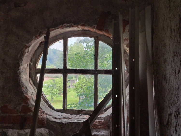 Snášení věžních hodin z kostela sv. Maxmilána v Křižanech