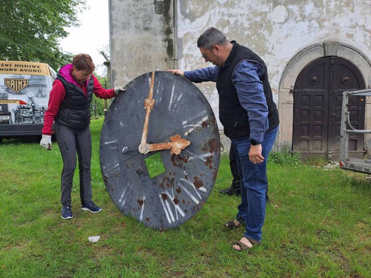 Snášení věžních hodin z kostela sv. Maxmilána v Křižanech