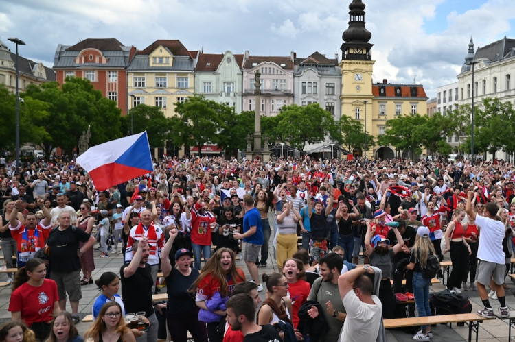 Češi! Ještě jeden! Masarykovo náměstí zářilo radostí