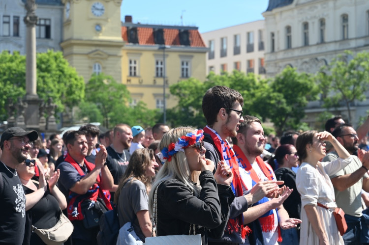 Češi! Ještě jeden! Masarykovo náměstí zářilo radostí
