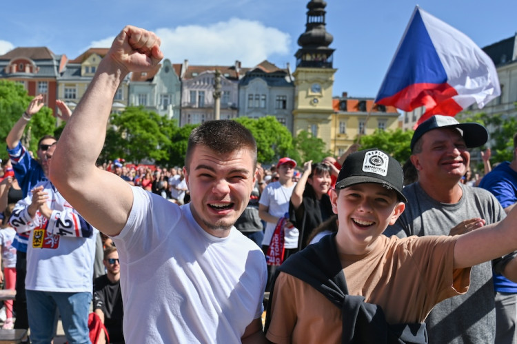 Češi! Ještě jeden! Masarykovo náměstí zářilo radostí