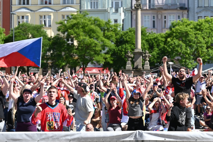 Češi! Ještě jeden! Masarykovo náměstí zářilo radostí