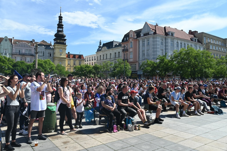 Češi! Ještě jeden! Masarykovo náměstí zářilo radostí
