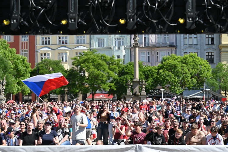 Češi! Ještě jeden! Masarykovo náměstí zářilo radostí