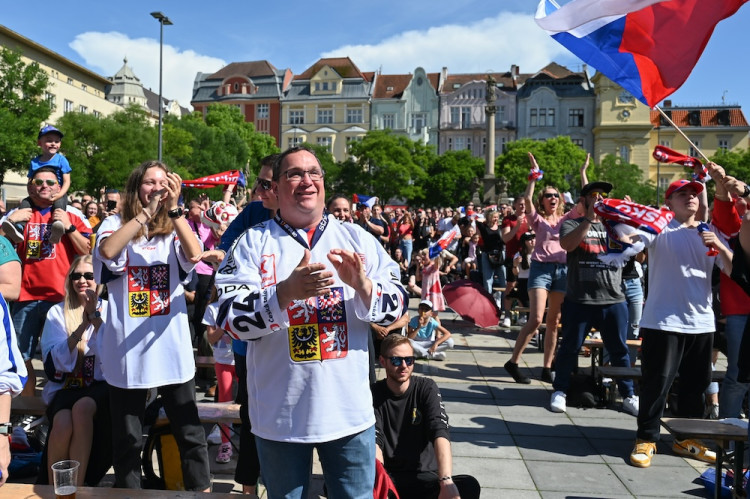 Češi! Ještě jeden! Masarykovo náměstí zářilo radostí