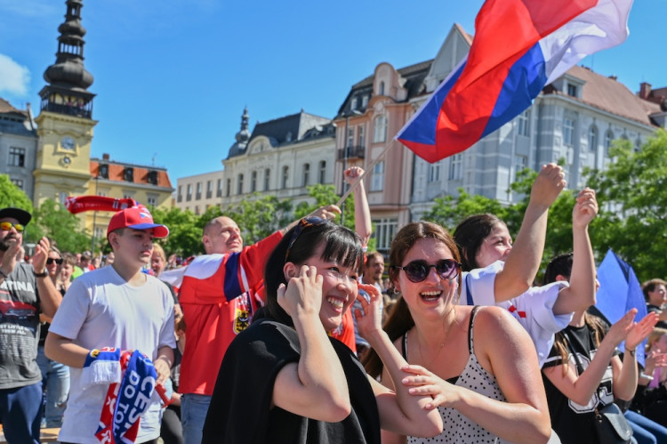 Češi! Ještě jeden! Masarykovo náměstí zářilo radostí