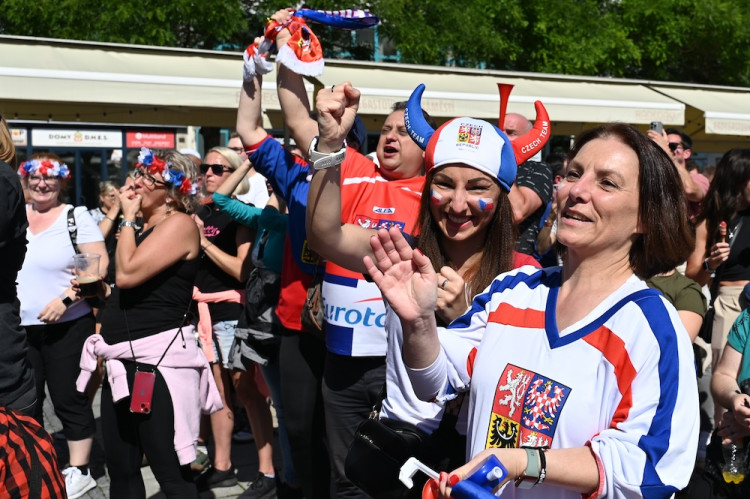 Češi! Ještě jeden! Masarykovo náměstí zářilo radostí