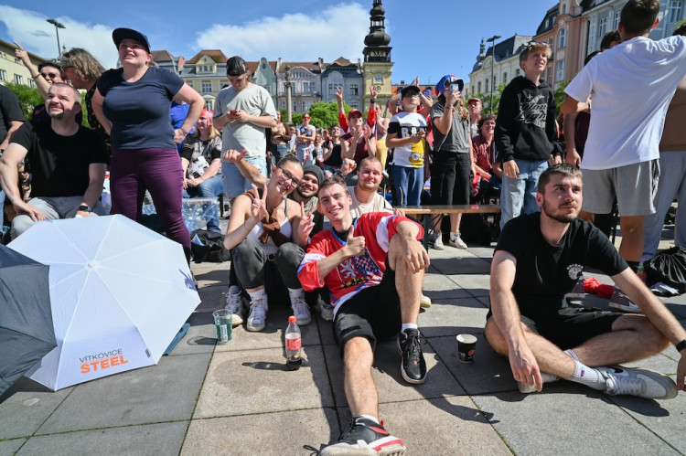 Češi! Ještě jeden! Masarykovo náměstí zářilo radostí