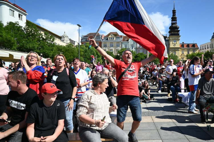 Češi! Ještě jeden! Masarykovo náměstí zářilo radostí