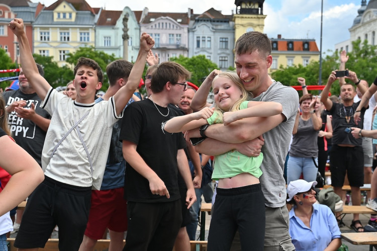 Češi! Ještě jeden! Masarykovo náměstí zářilo radostí