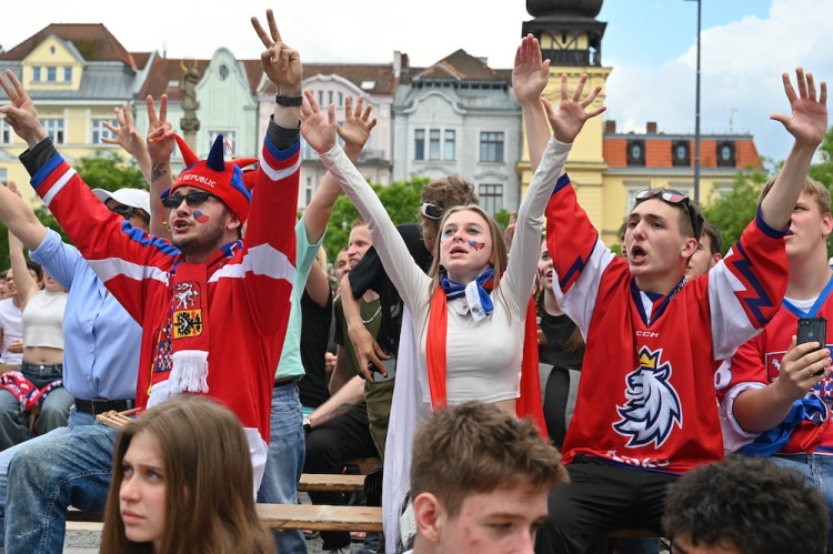 Češi! Ještě jeden! Masarykovo náměstí zářilo radostí