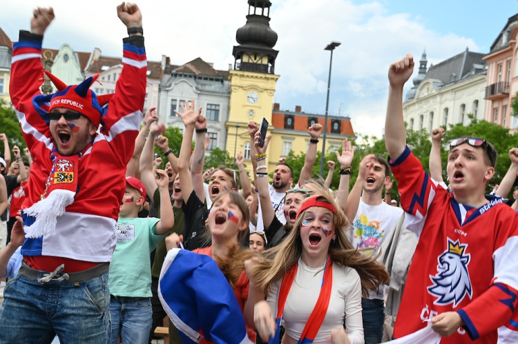 Češi! Ještě jeden! Masarykovo náměstí zářilo radostí