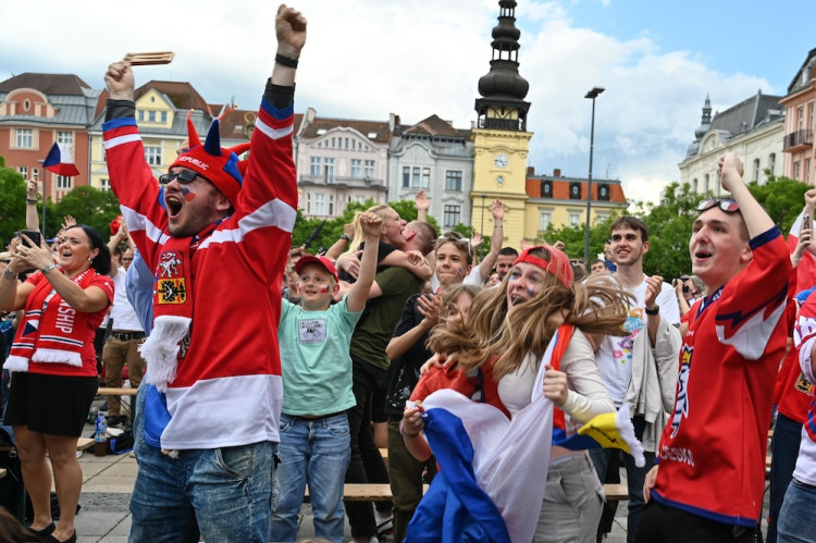 Češi! Ještě jeden! Masarykovo náměstí zářilo radostí
