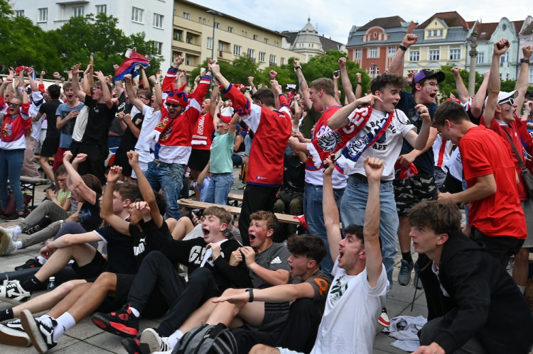 Češi! Ještě jeden! Masarykovo náměstí zářilo radostí