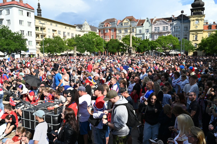 Češi! Ještě jeden! Masarykovo náměstí zářilo radostí