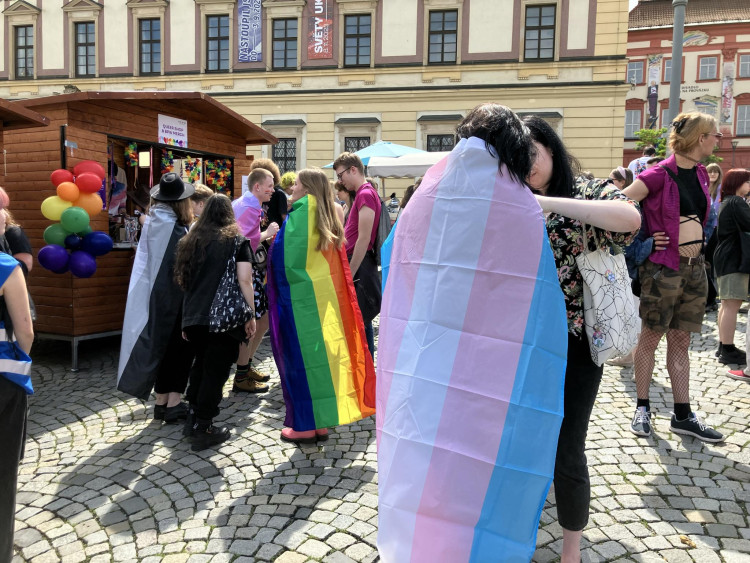 FOTOGALERIE: Duhové vlajky i objetí od mámy. Brnem prošel průvod oslavující queer komunitu