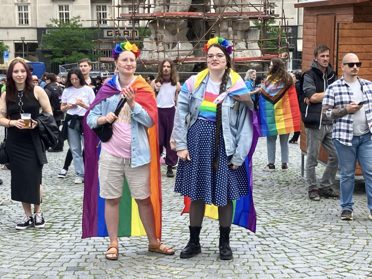 FOTOGALERIE: Duhové vlajky i objetí od mámy. Brnem prošel průvod oslavující queer komunitu