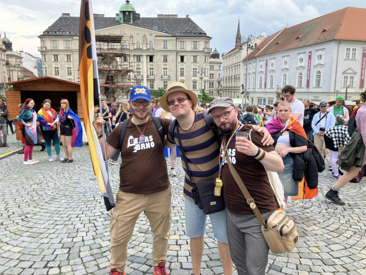 FOTOGALERIE: Duhové vlajky i objetí od mámy. Brnem prošel průvod oslavující queer komunitu