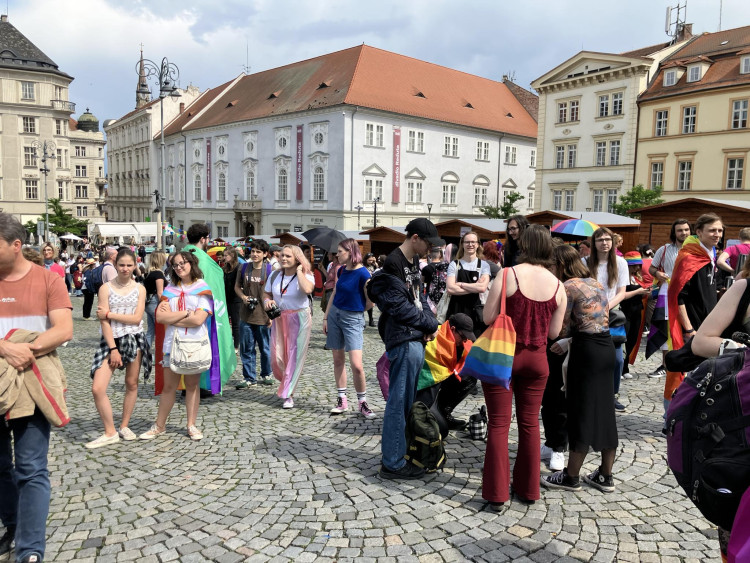 FOTOGALERIE: Duhové vlajky i objetí od mámy. Brnem prošel průvod oslavující queer komunitu