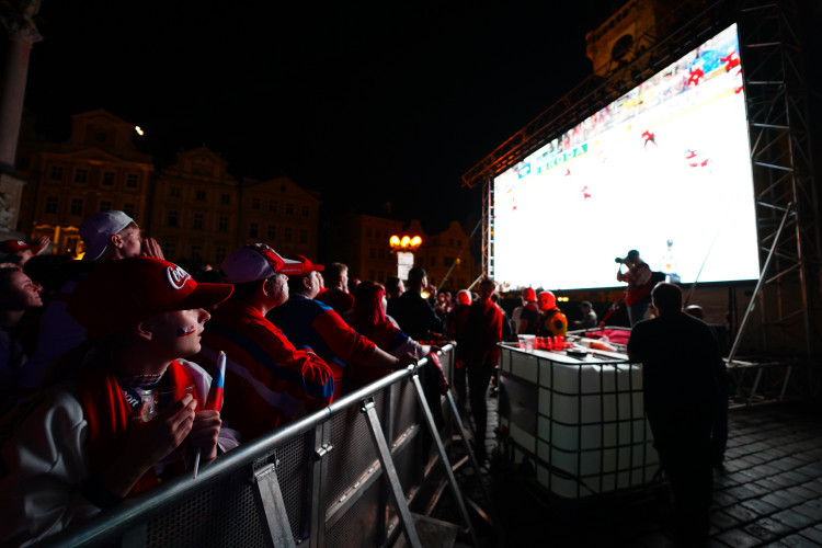 FOTOGALERIE: Euforie i kolapsy. Podívejte, jak se včera fandilo na Staroměstském náměstí